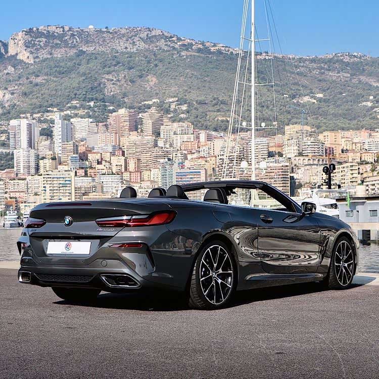 宝马m8的850敞篷版,非常的漂亮.无论是内饰还是外观.