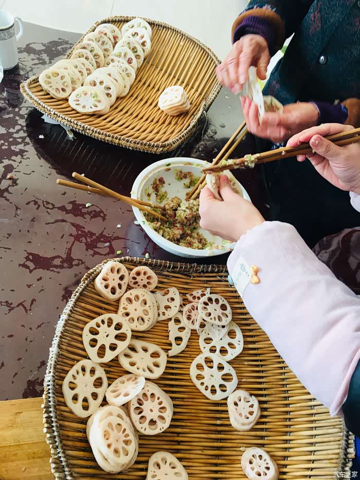 炸耦合子   新鲜藕,切片,夹牛肉馅,裹糊,油炸.