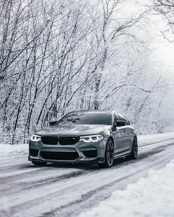 宝马m5,水泥灰外观非常霸气