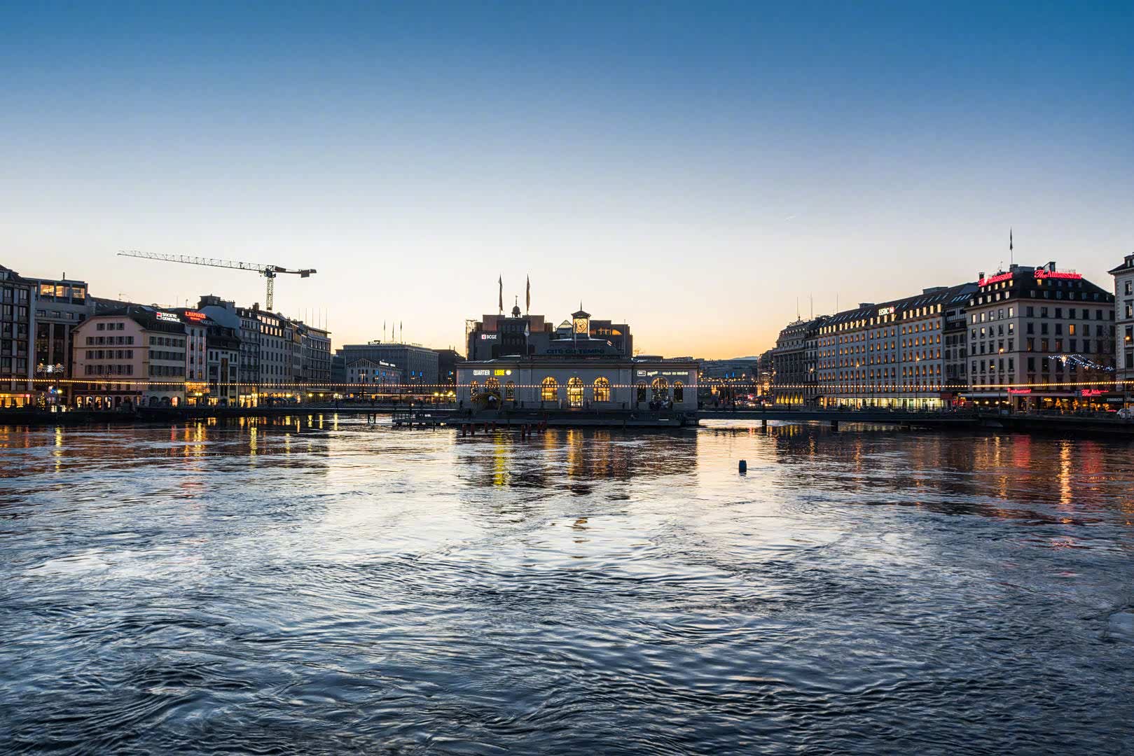 日内瓦时间城位于罗纳河中央的一个钟表展览馆