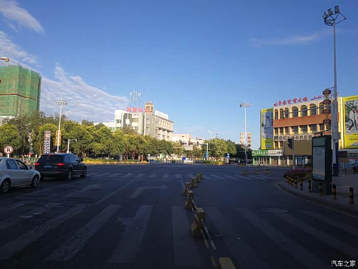 清晨的吐鲁番市区.