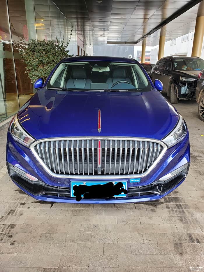 这张前脸霸气吧,这是首保的时候在红旗售后服务站拍的.