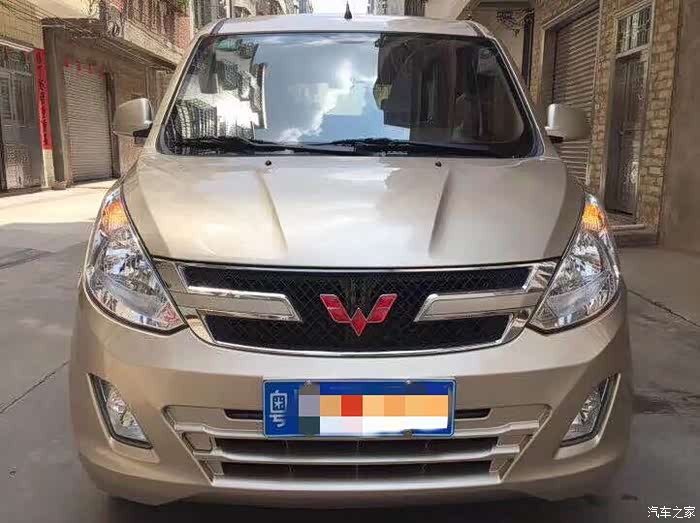 金色的五菱荣光v看着很高大上