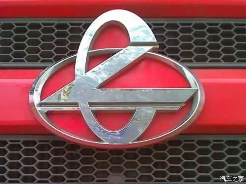 这飘逸的logo设计,是商用车的车标,出自五菱的家乡,柳汽乘龙汽车.