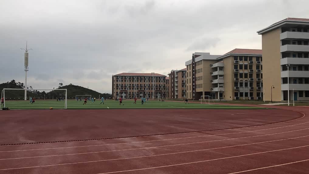 小e亮相北部湾高中