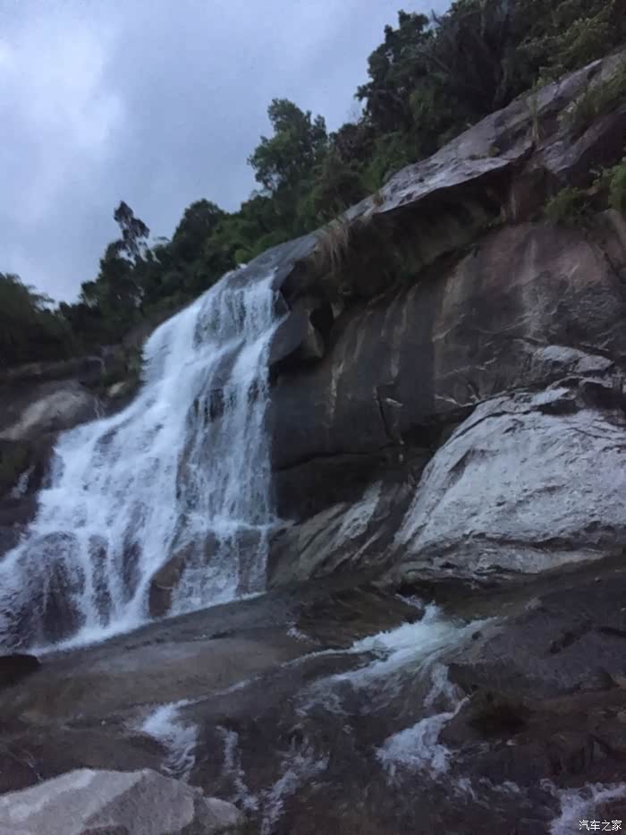 三五好友群游琼中七步水瀑布