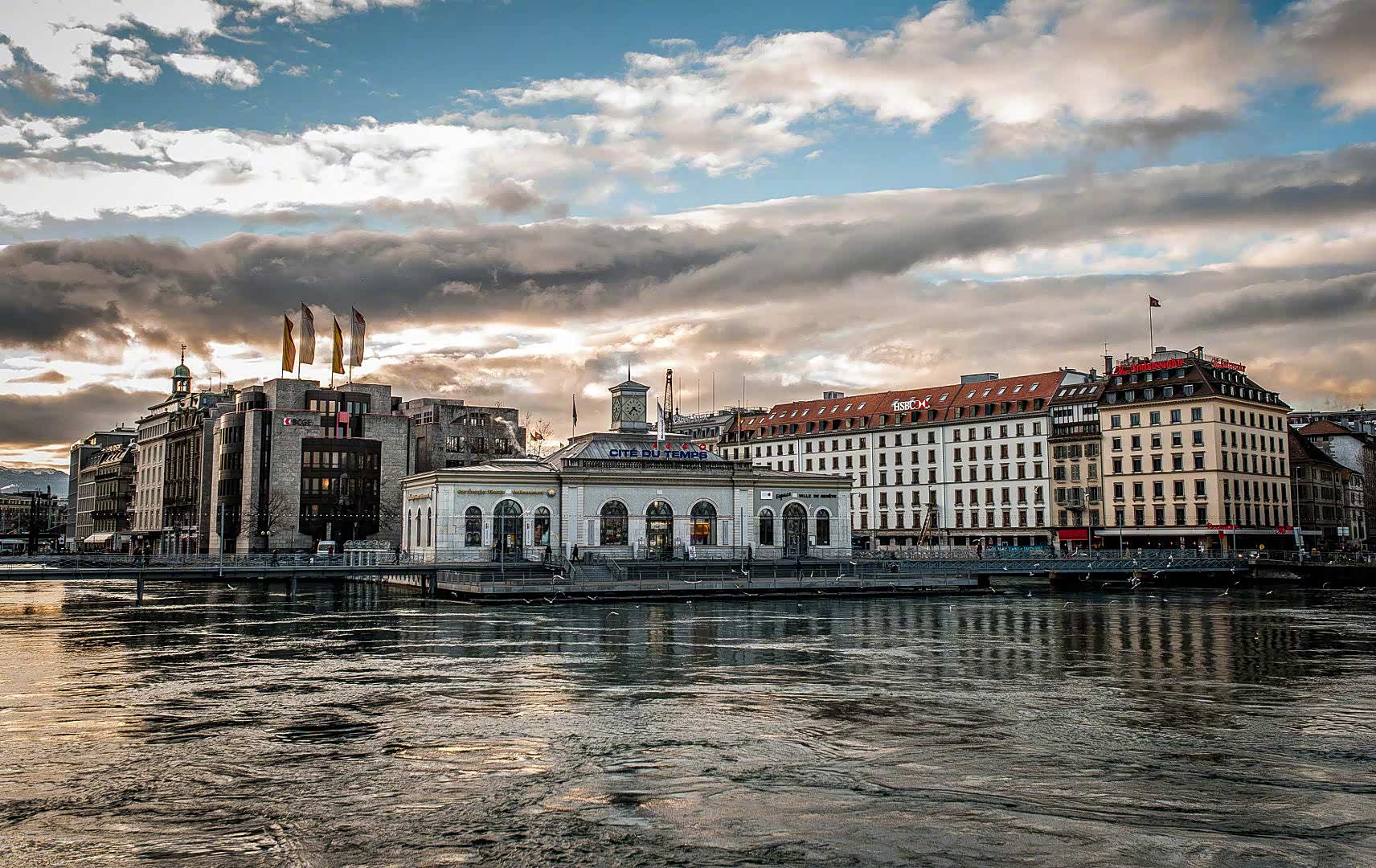 日内瓦时间城位于罗纳河中央的一个钟表展览馆
