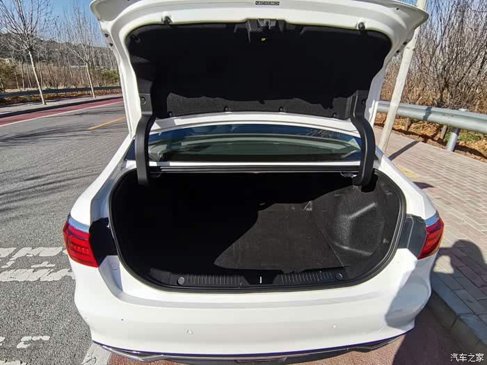 后备箱空间超,之前自驾游带的东西全部能放