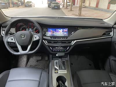 精致简单的设计,环抱式中控台.