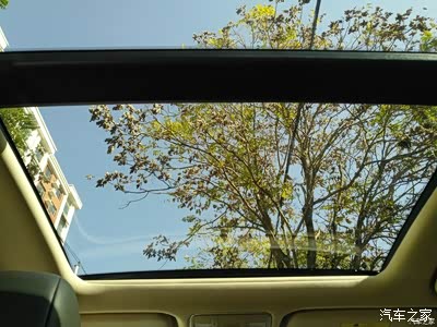 这个可开启式的天窗是整车的点睛之笔,视野也是更加的开阔,全景天窗能