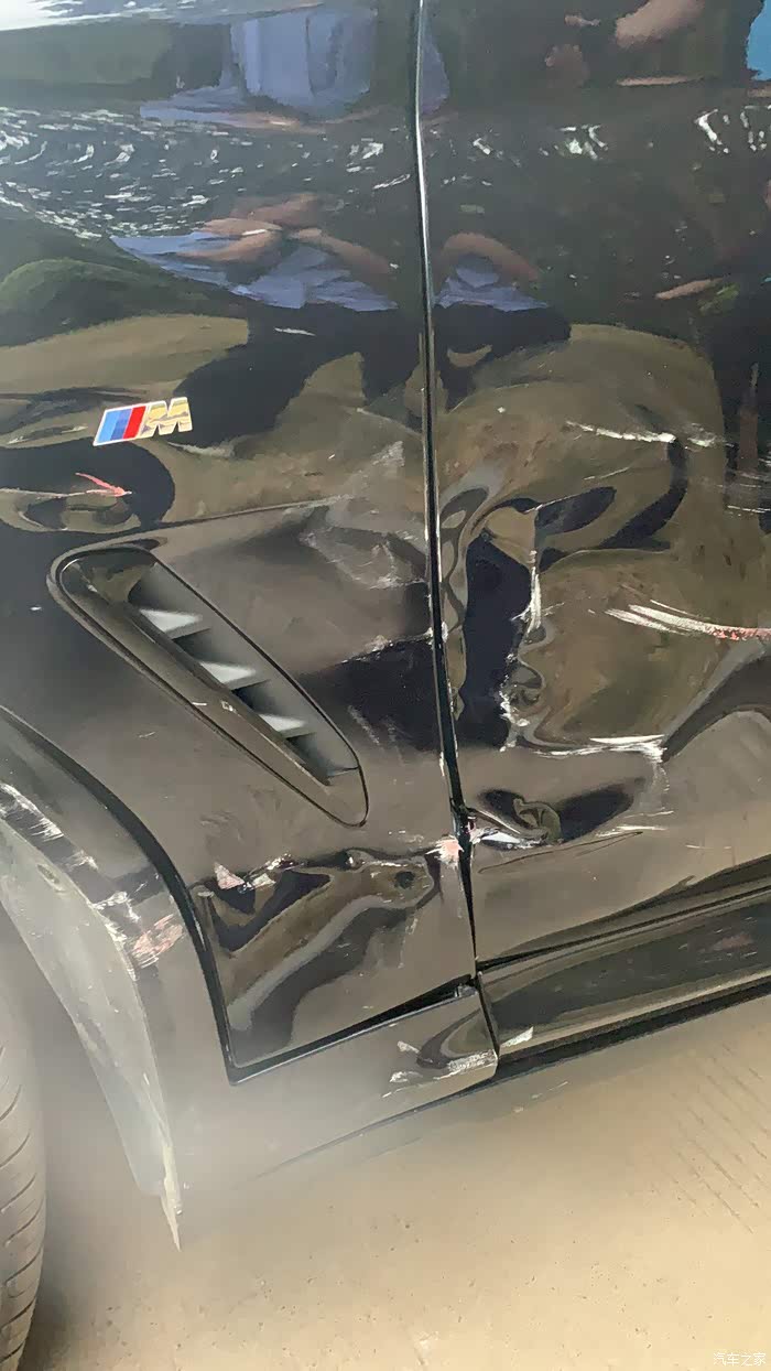 宝马x4侧面被撞