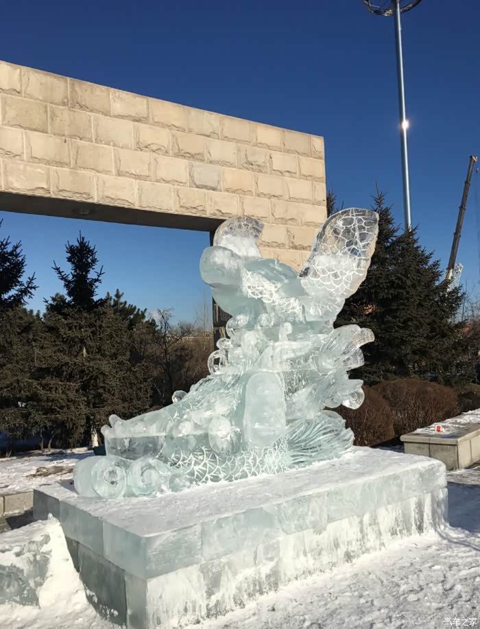 这里的冰雕作品特别的多,一走一过也得有五六十处.