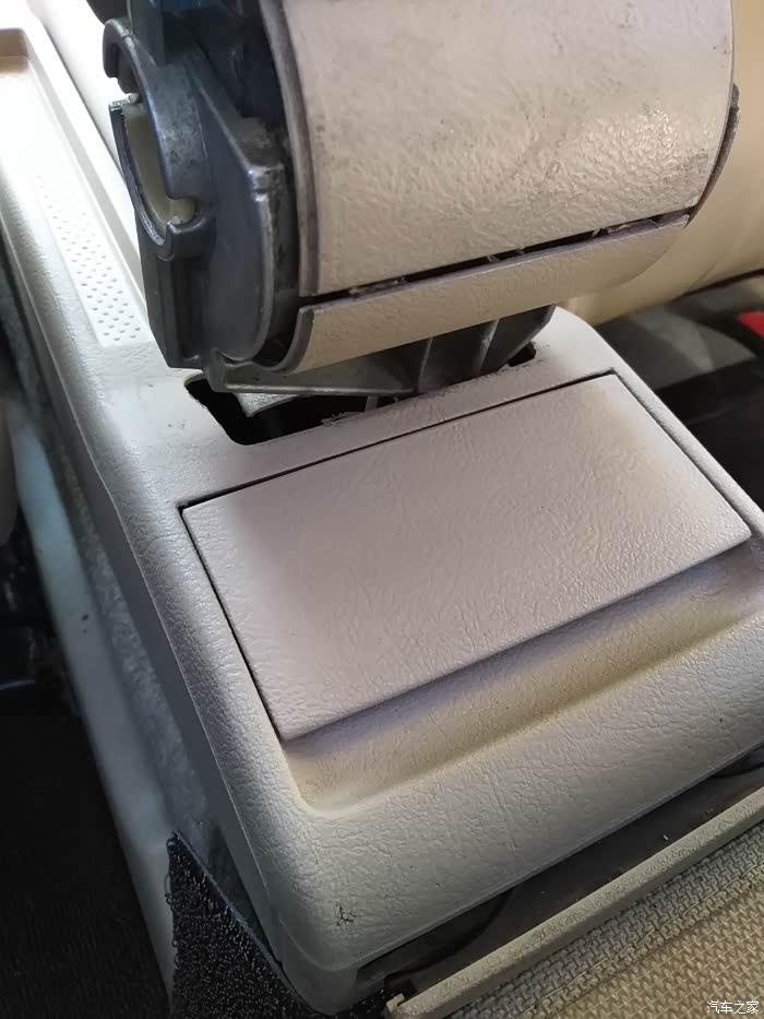 求教高手老款帕萨特手扶箱怎么把上边部分拆下来