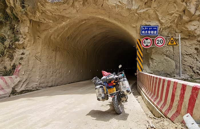 穿过鸡爪骨隧道就是老虎嘴.