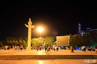 北京时间00:25广场还非常热闹 麦盖提县市容整洁市民友善安定祥让这里