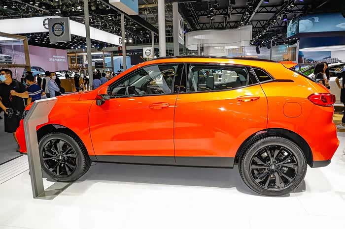 2021款15t元祺橙色版本采用的是家用风格设计特点独特