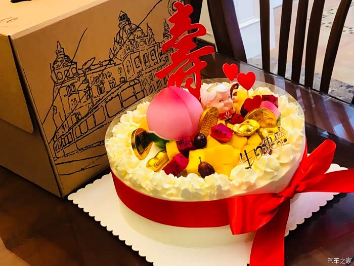 充好电带上蛋糕去给老太太过生日