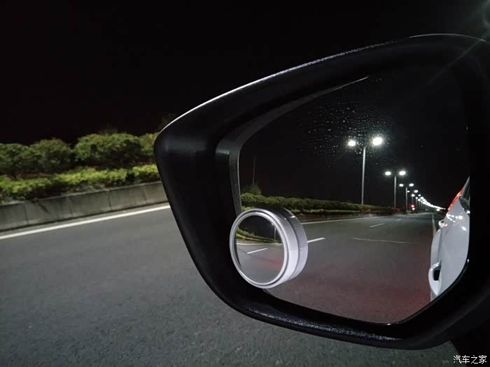 后视镜中的夜色