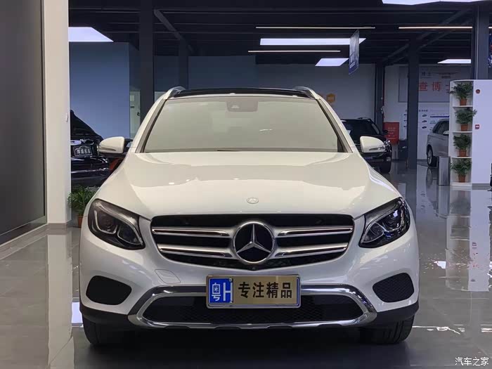 出一台奔驰glc白色