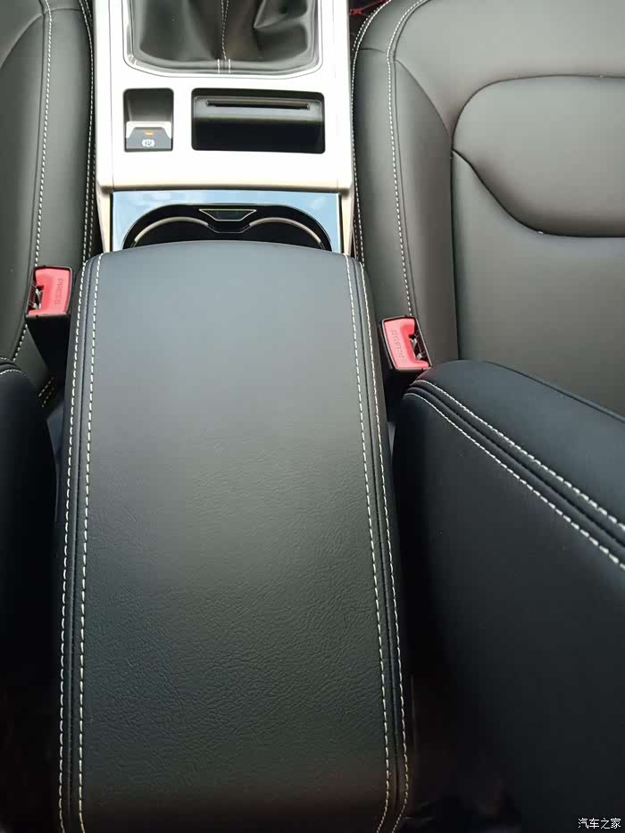 中央扶手箱,有没有跟我一样喜欢开车把胳膊放在扶手箱上的,舒服.