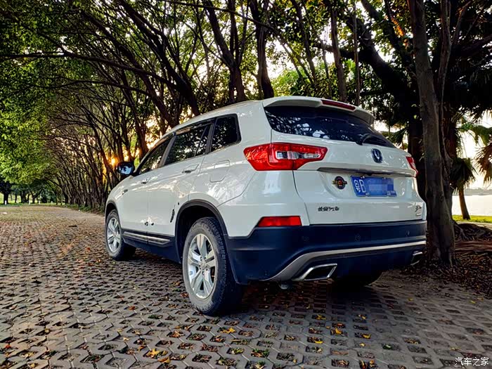 cs75尾部的双排气设计是个亮点,尽显suv的运动气息.