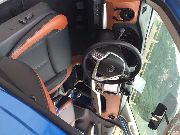 豪华内饰是我相中锐骐6个重点,大彩屏,功能方向盘,电动座椅,双色皮