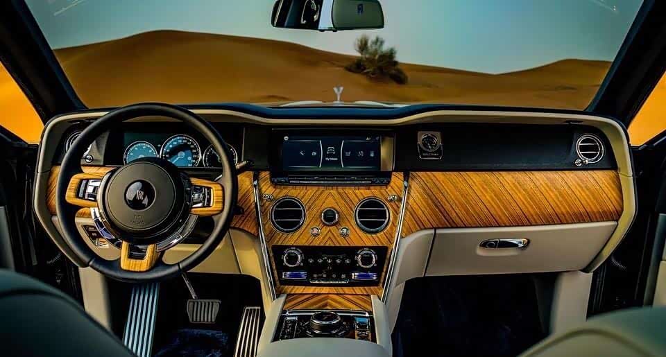 开劳斯莱斯库里南在沙漠撒欢是一种什么感觉反正也体会不到