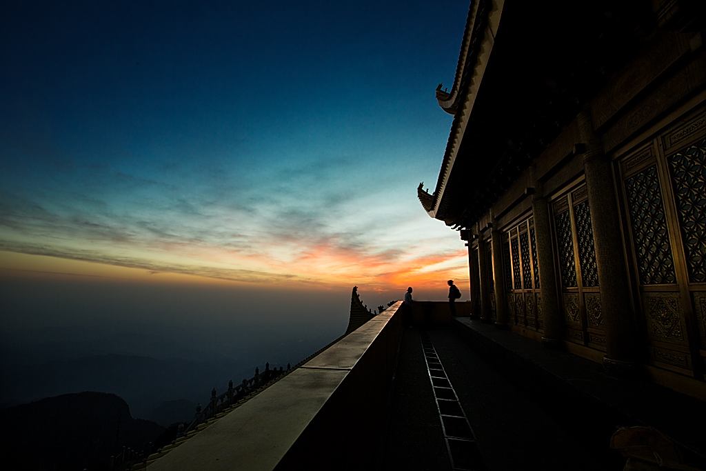 峨眉山巔的夜景很美,這就是旅行的目的地