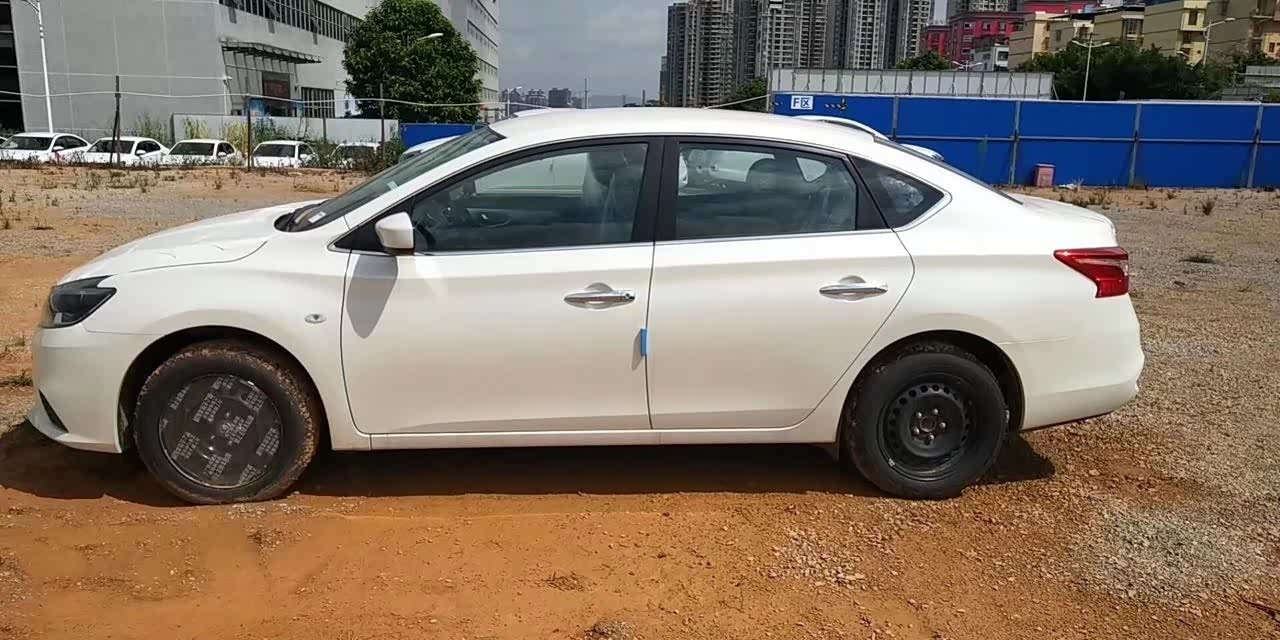 日产轩逸珍珠白阳光下就是那么帅气