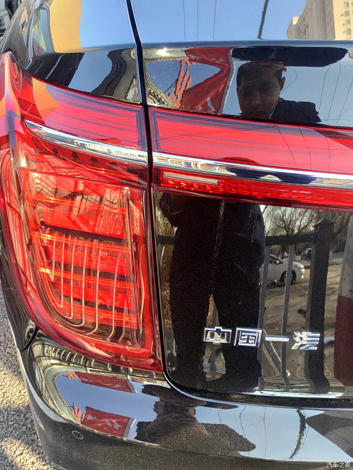 带四面红旗造型的尾灯