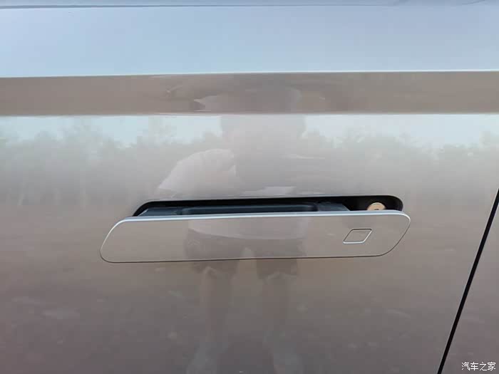 充满新意的隐藏门把手