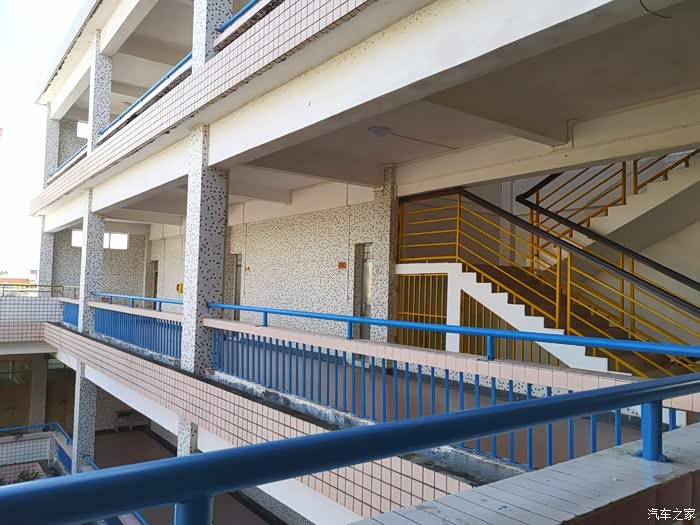 教室外边转角走廊,要是被老师罚站,都是在这个方站