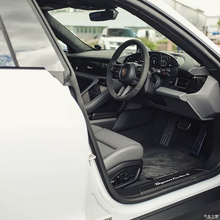 白色的保时捷porsche taycan,内饰豪华,外观优雅