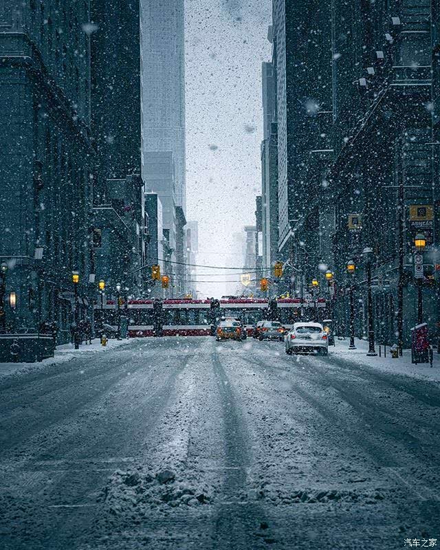 雪夜中的城市街头,冷清但很美!