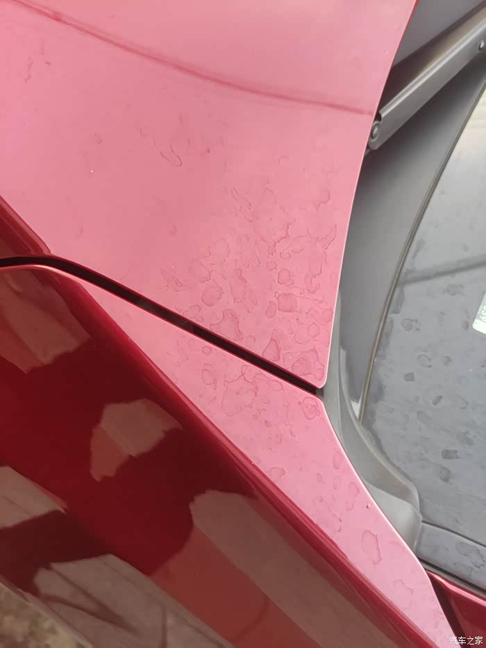 朋友们车漆还有玻璃的水渍怎么去啊,头疼