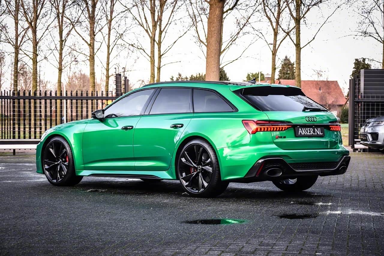这辆绿色的新奥迪rs6颜色也非常时尚.