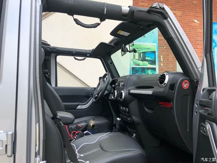 选牧马人没选fj就是因为这个可拆顶棚出去郊游时太好用啦