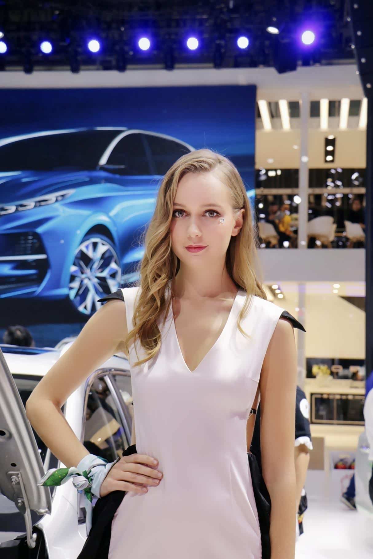 外国人车模可以哦,很多外国人可以看,哈哈