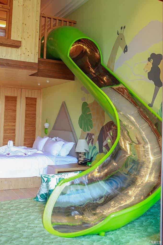 亲子房的设计也是非常的有趣,滑滑梯