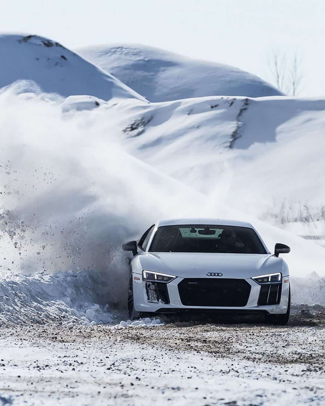 雪地之中的奥迪r8四驱能力超强