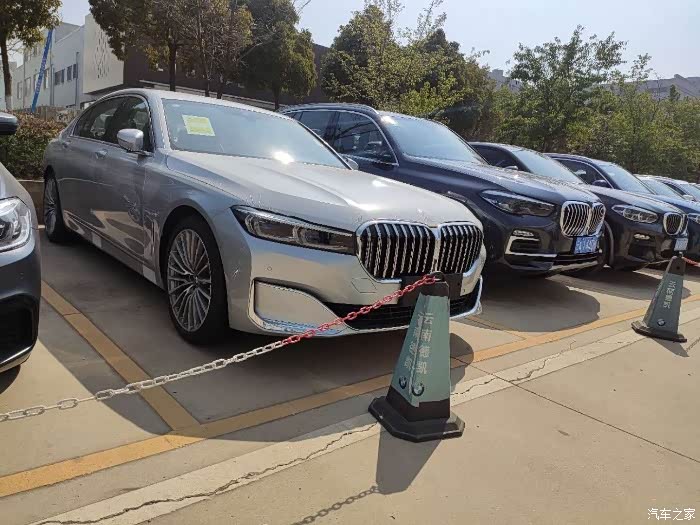 各位大神有没有新款7系冰河银的图片跪求