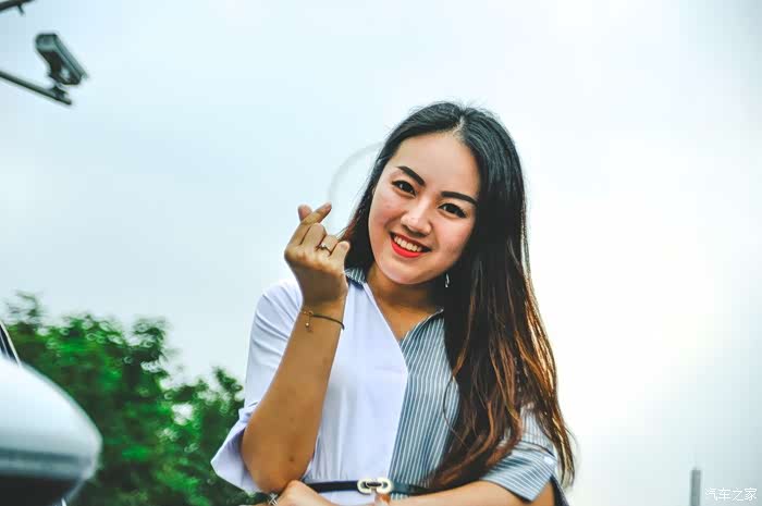 老妹儿当车模明人不说暗话她竟和这个白胖子做这样的事