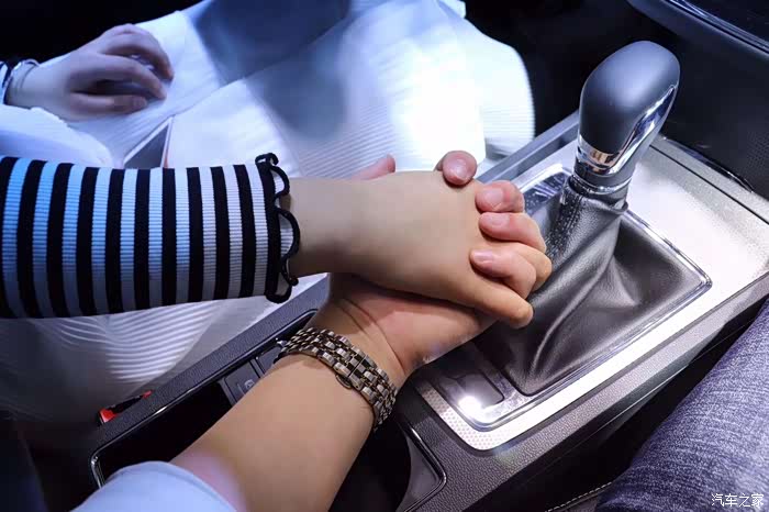 开车回老家,全程秀秀秀恩爱!