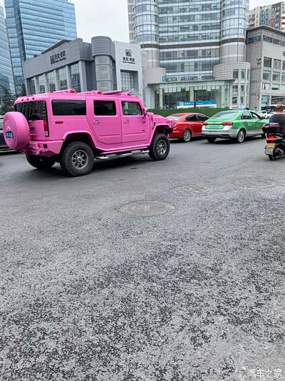 街头偶遇炫酷的粉色悍马!
