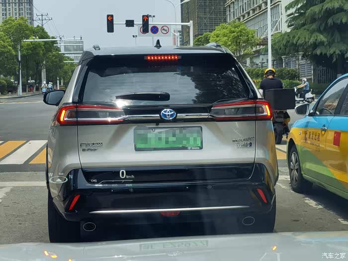 谁有威兰达phev的欧泊银颜色的实车照片路边偶遇很惊艳