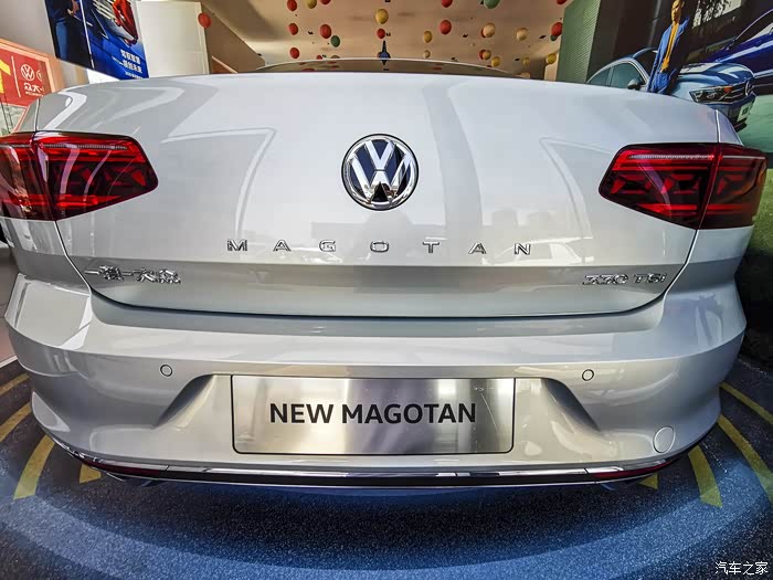 迈腾同样也是大众下面带字母了.