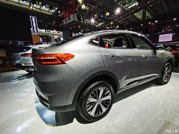 清凉夏日粤港澳车展观银色轿跑suv哈弗f7x