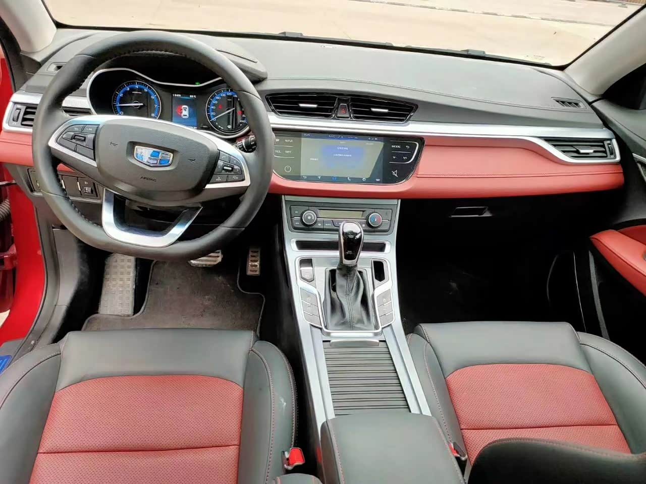 吉利远景s1车型新车内饰采用了吉利家族全新的家族式设计风格