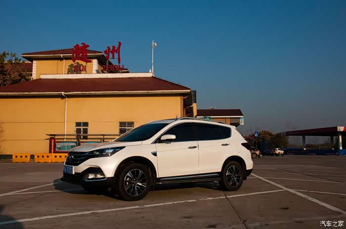 经过一段时间,我们在随州服务区短暂休息,此时太阳刚刚升起来,在服务