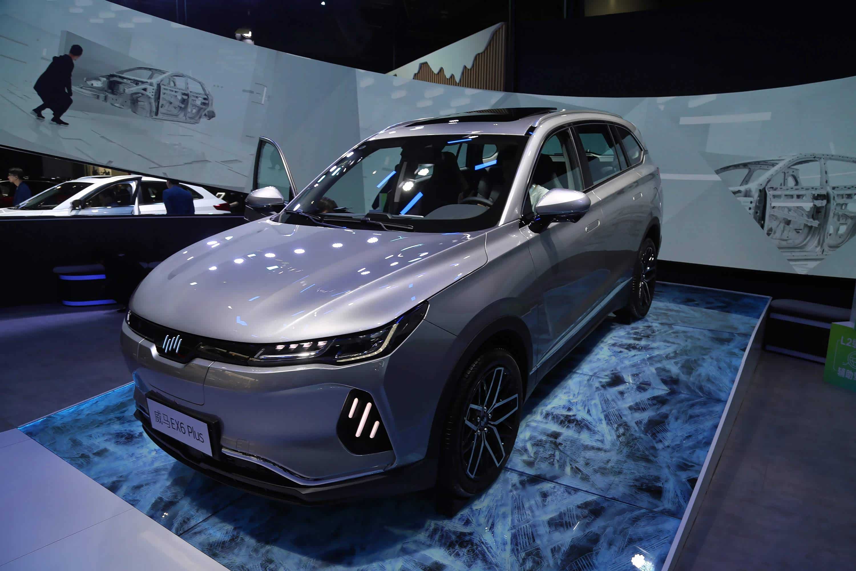 威马ex6 plus尺寸更大,定位一款中型纯电动suv.